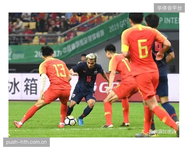 乌兹别克斯坦队的反击极具威胁，依赖边路球员的速度与中路前锋的配合。